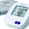 OMRON HCR-7104の上腕式血圧計セット。大きな液晶に最高140・最低88・脈拍86と時刻を表示。測定/停止ボタンとカフぴったり巻きチェックのアイコンが確認できる。