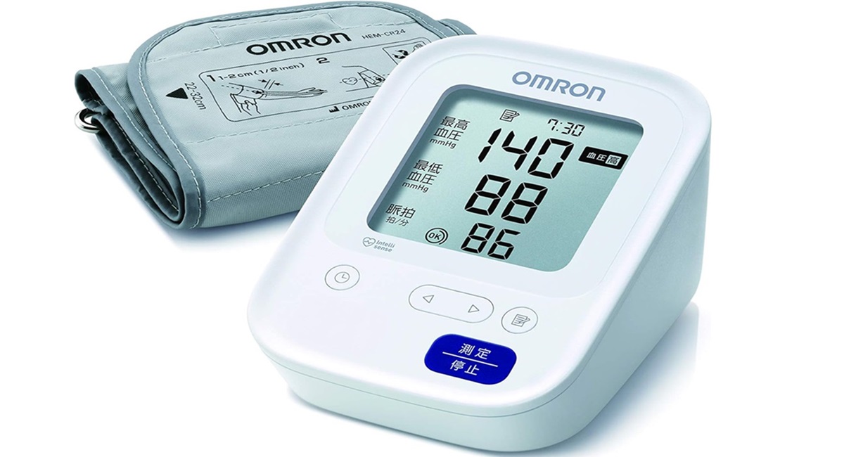 OMRON HCR-7104の上腕式血圧計セット。大きな液晶に最高140・最低88・脈拍86と時刻を表示。測定/停止ボタンとカフぴったり巻きチェックのアイコンが確認できる。