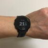 ブログ運営者の私「たっかん」がGarmin Forerunner 55を装着している手首の写真