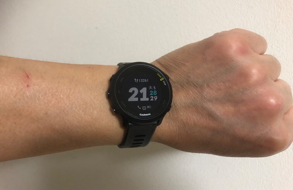 ブログ運営者の私「たっかん」がGarmin Forerunner 55を装着している手首の写真