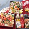 匠本舗の豪華三段重おせち料理。料亭監修で彩り豊かに盛り付けられた海老、数の子、黒豆など伝統的な料理が並び、お正月の食卓を華やかに彩る人気商品。