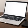 ノートパソコンに外付けハードディスクをUSB接続して使用している様子
